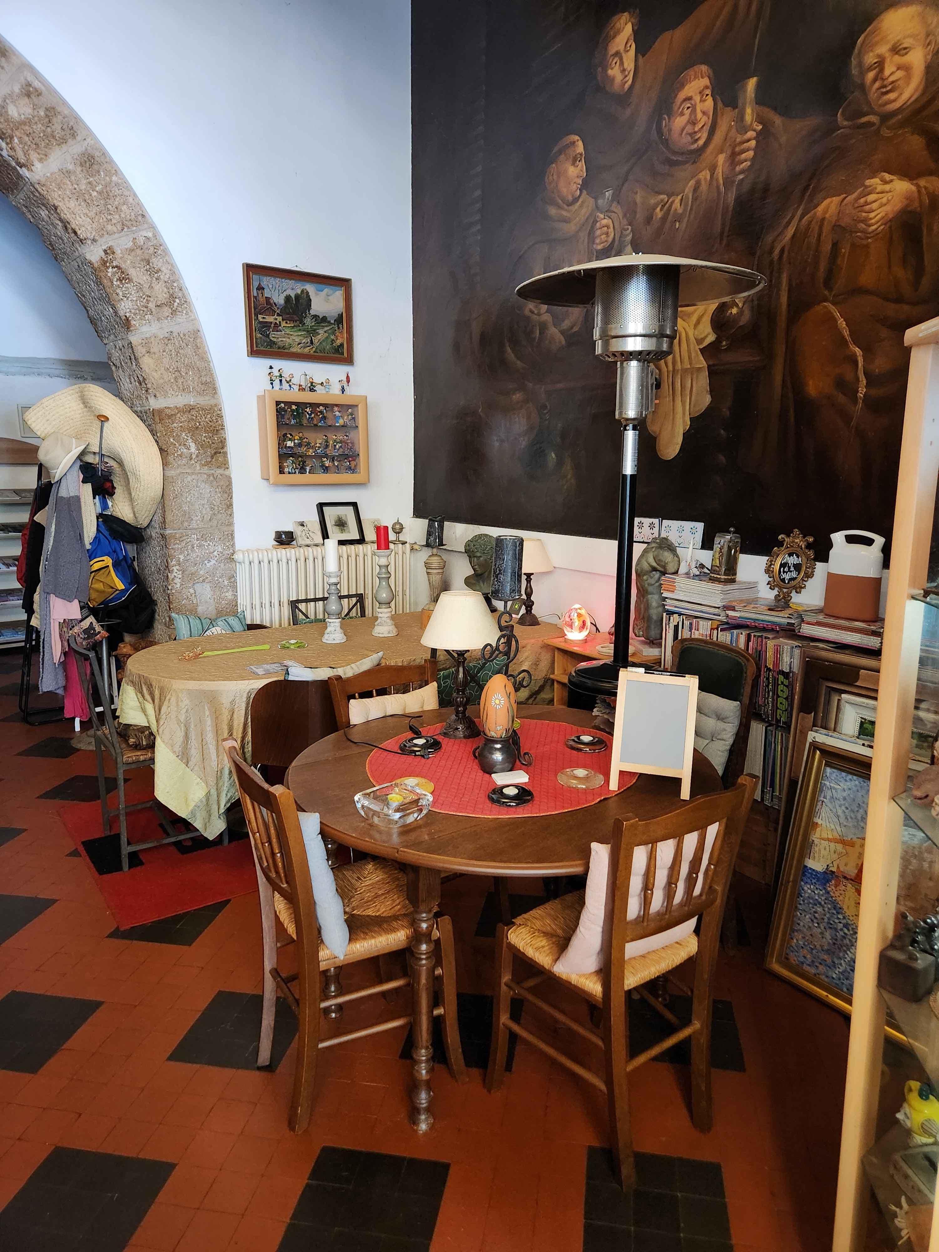 Le salon intérieur, entre galerie et salon de thé (9/10)