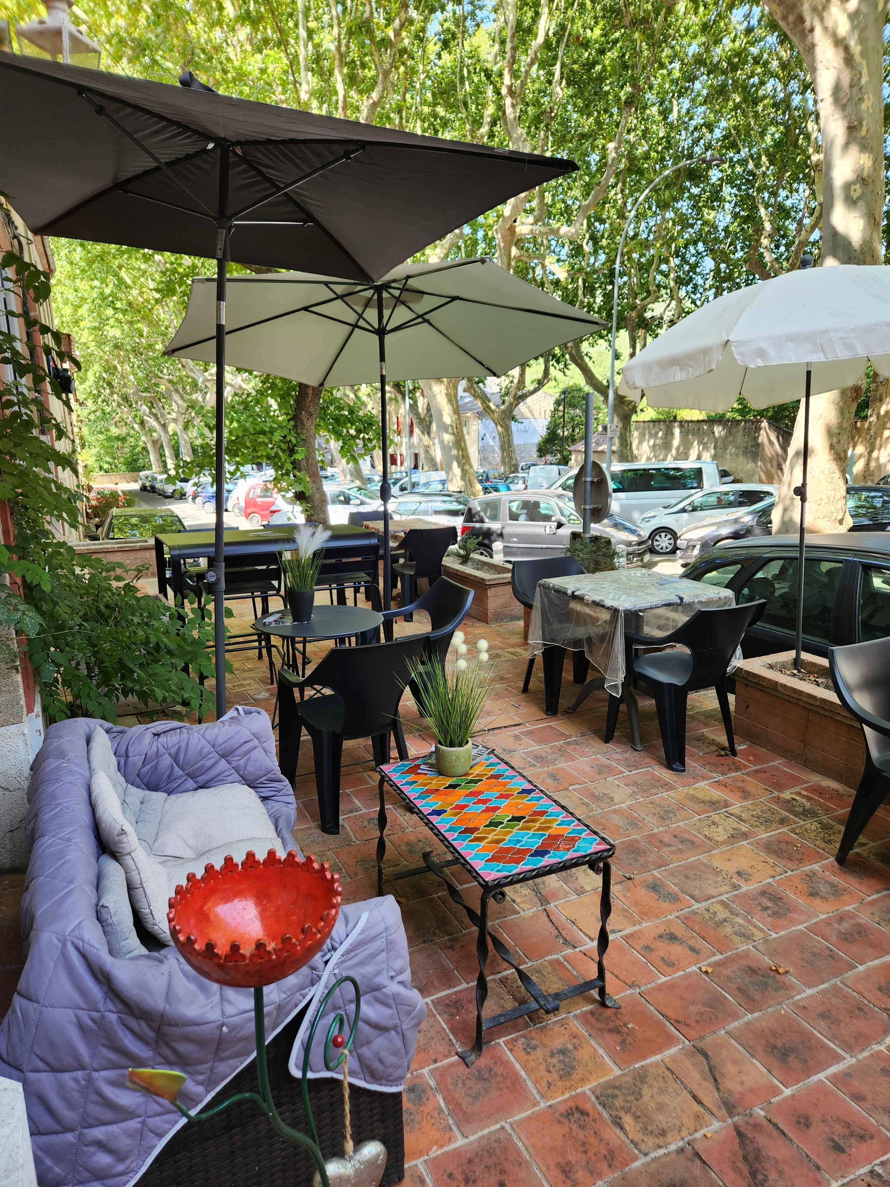 La terrasse ombragée de l'atelier-galerie (1/3)